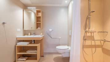 Standaard appartement, 1 slaapkamer, niet-roken (Queen) | Badkamer | Een douche, handdoeken, zeep, shampoo