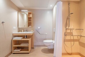 Standard Apartment, 1 Bedroom, Non Smoking (Queen) | Bathroom | Shower, towels, soap, shampoo - Quality Aparthotel Périgueux (Perigueux)