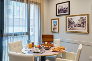 Petit déjeuner continental (12.90 EUR par personne)