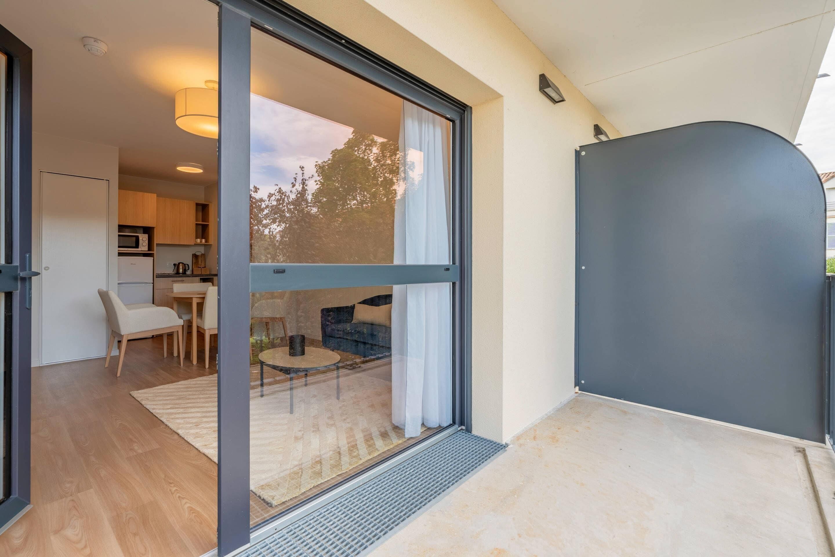 Standard Apartment, 1 Bedroom, Non Smoking (Queen) | Free cribs/infant beds, free WiFi, bed sheets