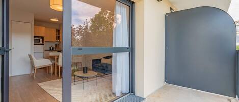 Standard Apartment, 1 Bedroom, Non Smoking (Queen) | Free cribs/infant beds, free WiFi, bed sheets