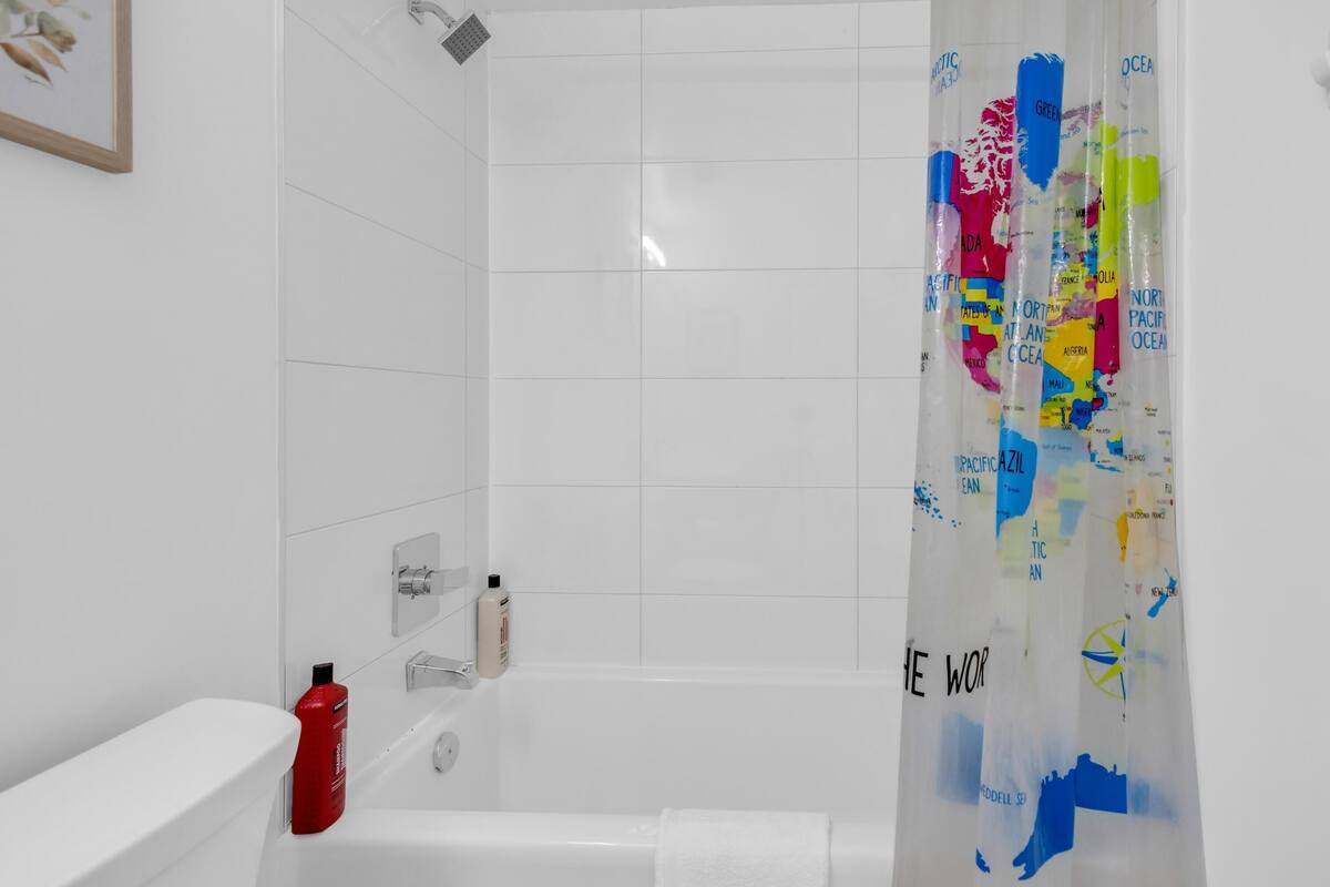 Studio suite, uitzicht op stad | Badkamer | Gratis toiletartikelen, een haardroger, handdoeken, zeep