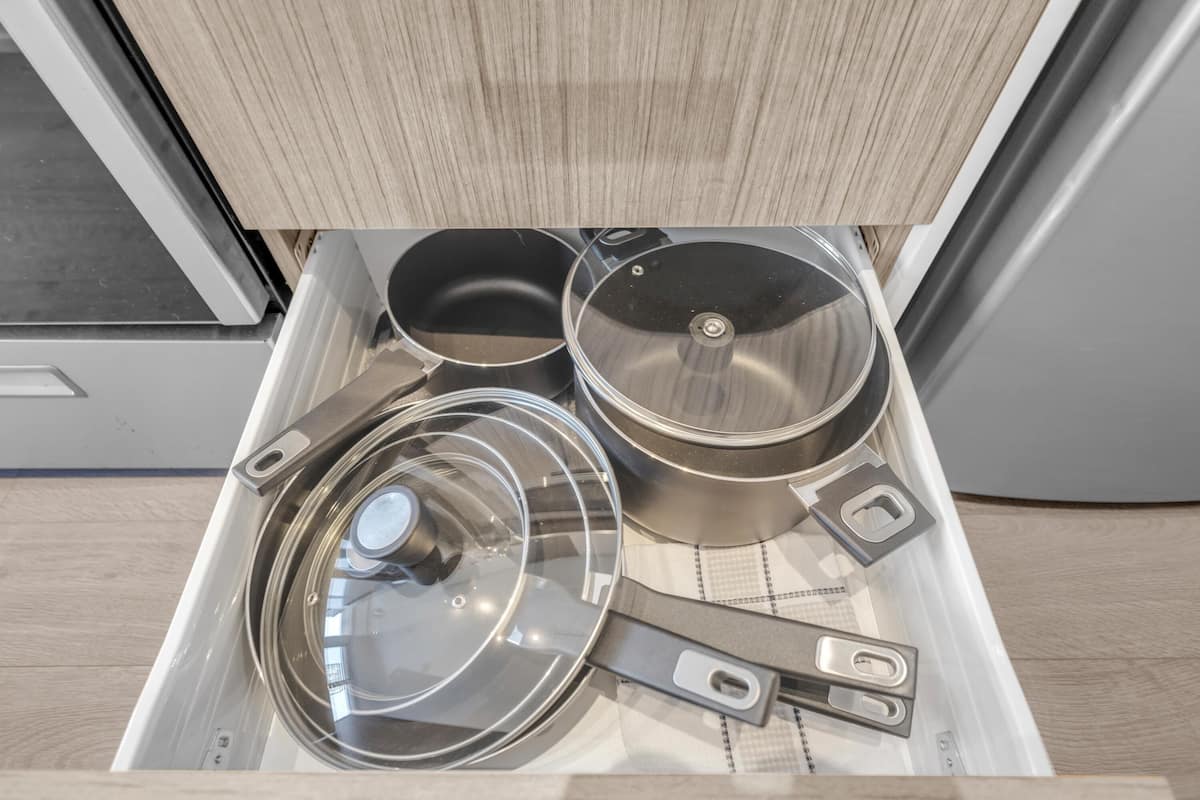 Suite, uitzicht op stad | Privékeuken | Een koelkast/vriezer, een magnetron, een oven, een kookplaat