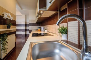 Réfrigérateur, four, plaque de cuisson, cafetière/bouilloire