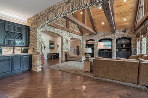 Smart TV, livros, biblioteca musical, aparelho de som