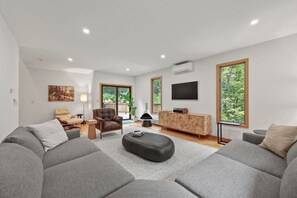 تلفزيون، مدفأة، تنس طاولة، كُتُب