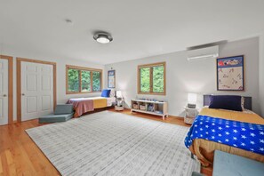 4 bedrooms, travel crib, WiFi, bed sheets