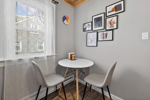 Dining - Modern space - fully equipped kitchen in village of Liverpool (Liverpool)