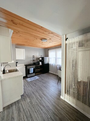 Réfrigérateur, micro-ondes, four, plaque de cuisson