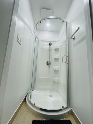 Hårføner, håndklær, såpe og toalettpapir