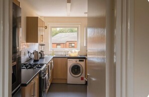 Køleskab, mikrobølgeovn, ovn, kogeplade