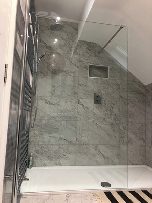 Dusche, Haartrockner, Handtücher