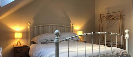 Silitysrauta/-lauta, Wi-Fi, vuodevaatteet