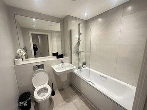 Shower, towels - Salford City Retreat - 2 Bedroom Apartment (Salford)
