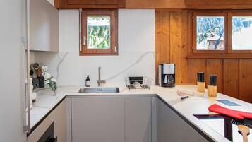 Kühlschrank, Mikrowelle, Ofen, Geschirrspüler