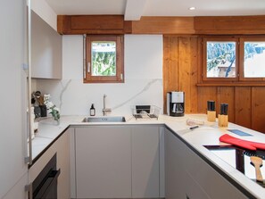 Kühlschrank, Mikrowelle, Ofen, Geschirrspüler