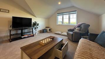 Smart TV, chimenea, futbolito y libros