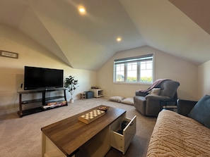 Smart TV, chimenea, futbolito y libros