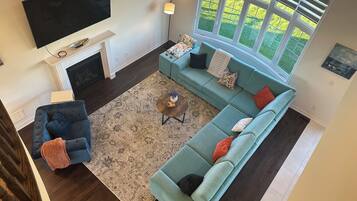 Smart TV, chimenea, futbolito y libros