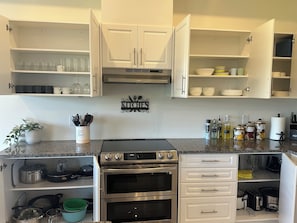 ثلاجة، ميكروويف، فرن، موقد طهي مسطح