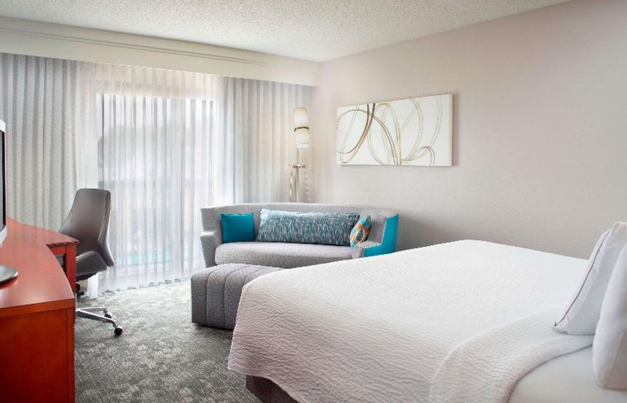 Modern Hotel With Easy Access To City, Zoo Atlanta & Georgia Aquarium - Atlanta, GA