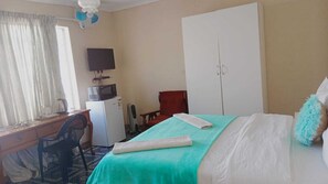 Doppelzimmer, Blick auf den Innenhof | Schreibtisch, laptopgeeigneter Arbeitsplatz, kostenloses WLAN