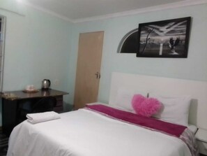 Desk, laptop workspace, free WiFi - WAMPEX GUEST HOUSE PRETORIA  (Pretoria)