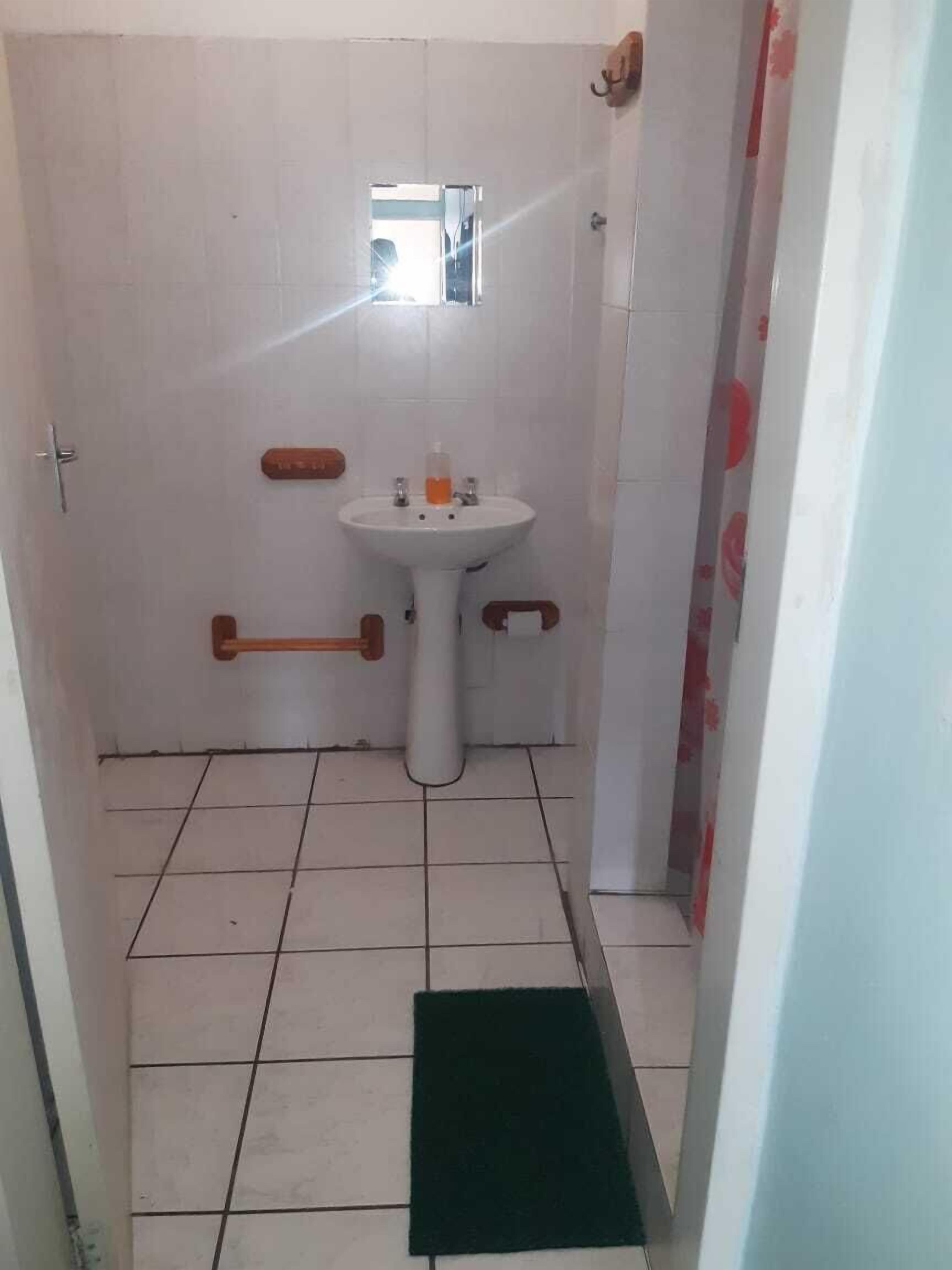 Regadera, toallas, jabón, papel de baño 