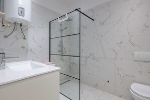 Dusche, Haartrockner, Handtücher