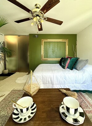 1 غرفة نوم ومكواة/لوح كي وخدمة الإنترنت وملاءات أسرّة