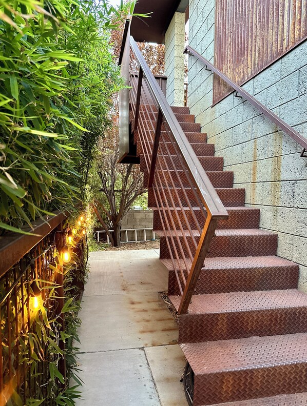 المنطقة المحيطة بالمنشأة