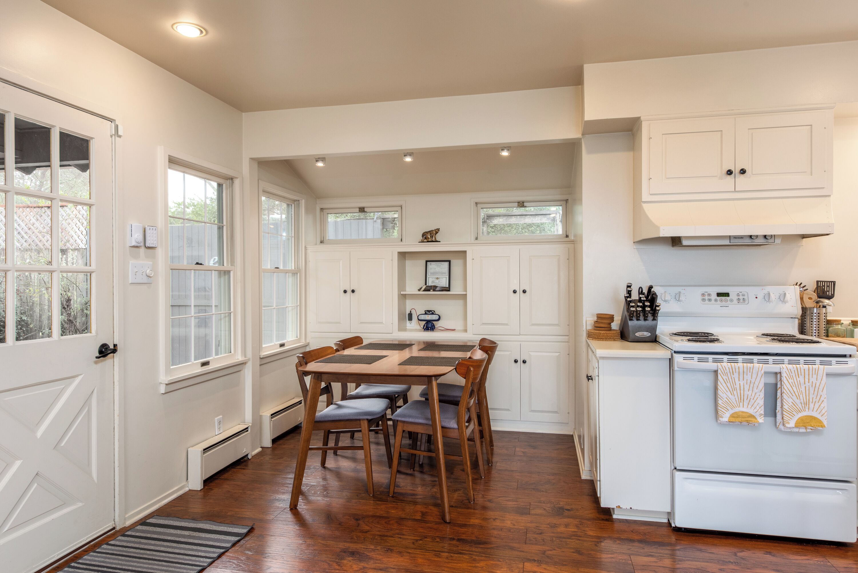 Micro-ondes, four, plaque de cuisson, lave-vaisselle