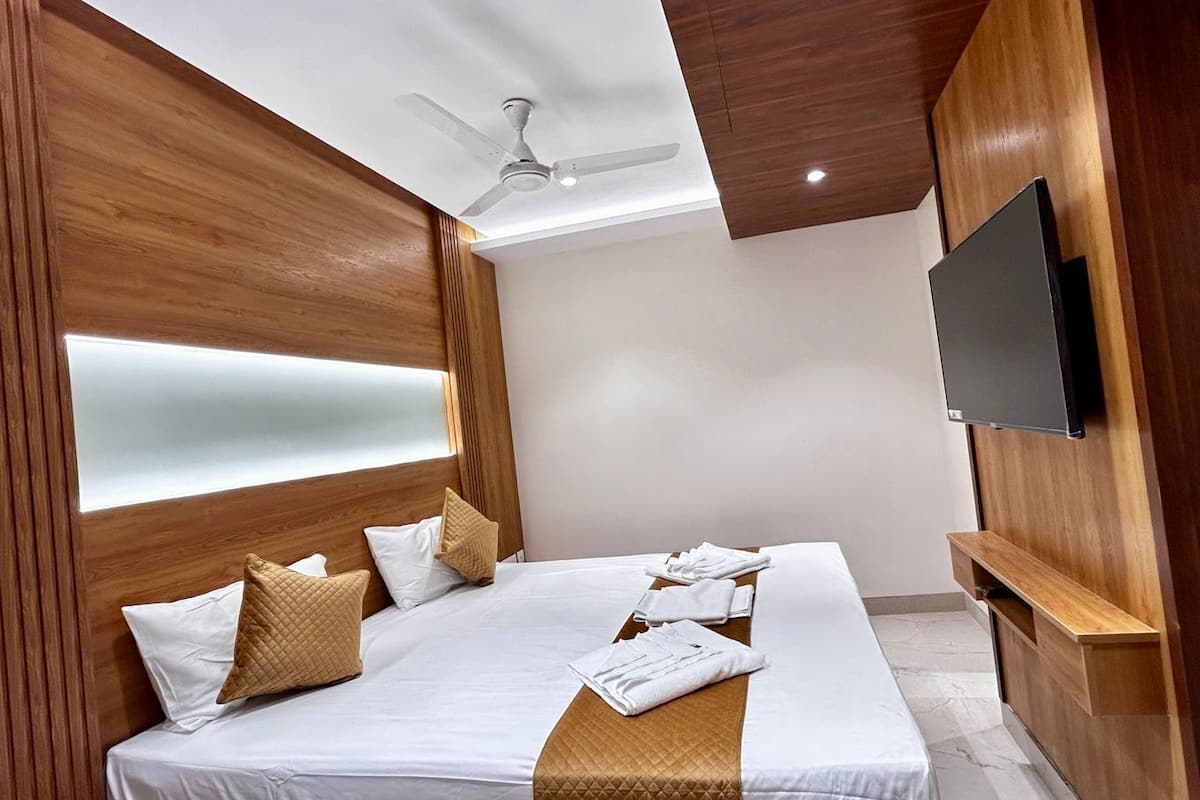 Premium Double Room, City View | Desk, free WiFi