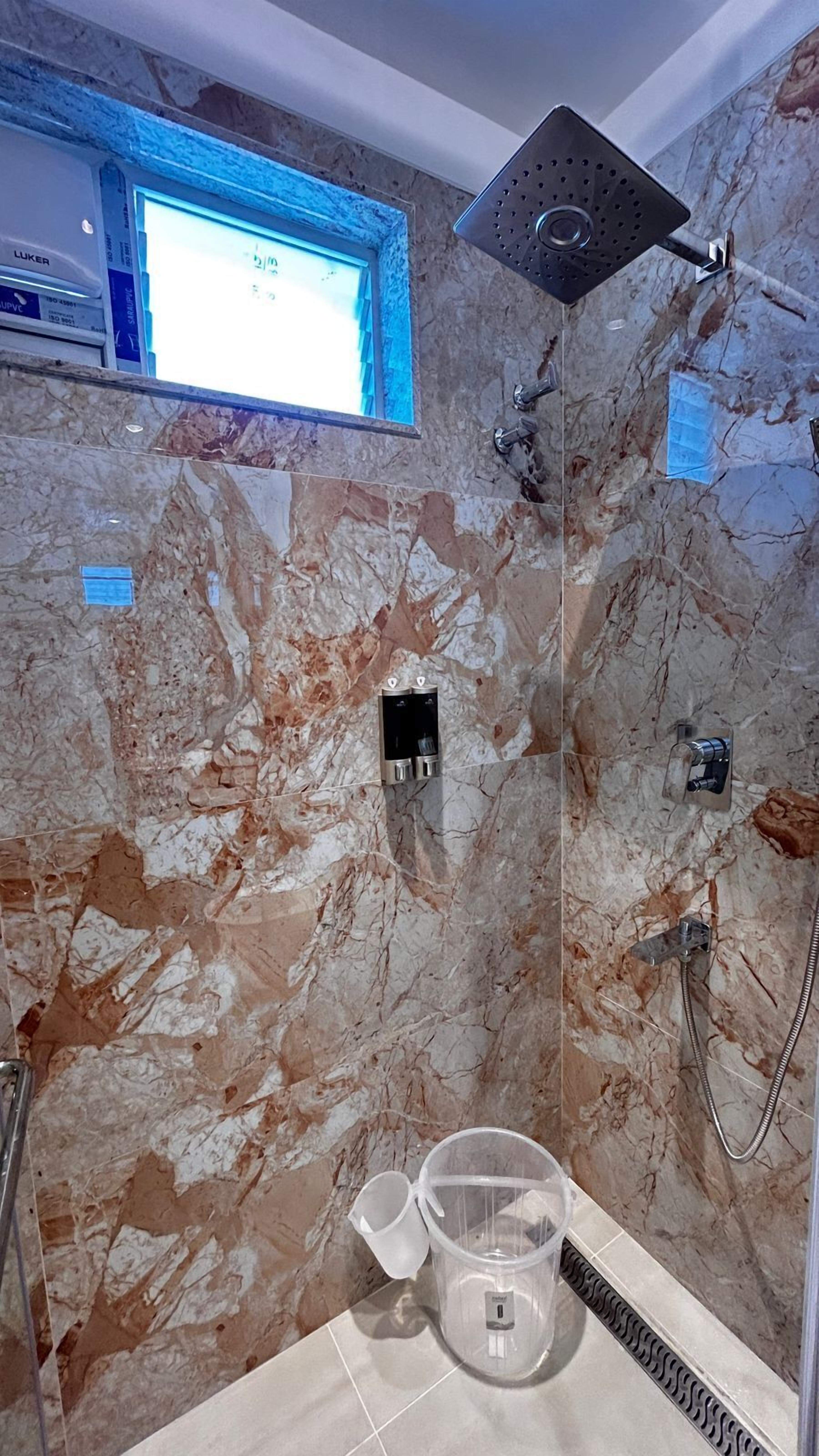 Douche, articles de toilette gratuits, serviettes fournies, savon