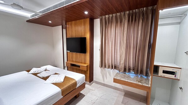 Premium Double Room, City View | Desk, free WiFi