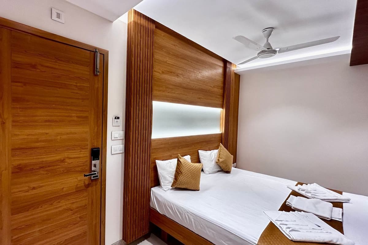 Premium Double Room, City View | Desk, WiFi (free)