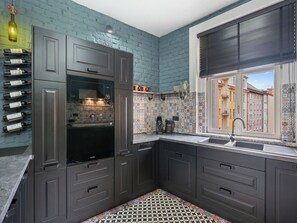 Refrigerador, microondas, horno y utensilios de cocina 