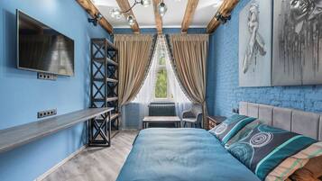 3 bedrooms, desk, internet