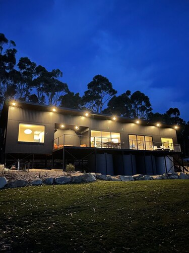 White Beach Retreat - Luxury With Water Views