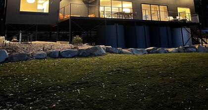 White Beach Retreat - Luxury With Water Views