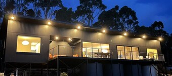 White Beach Retreat - Luxury With Water Views