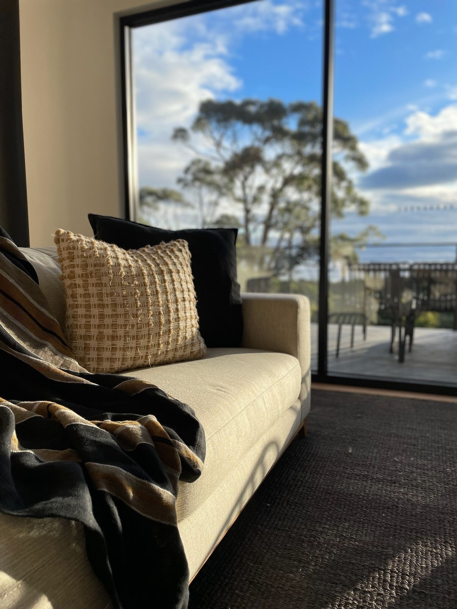 Smart-TV, peis, bøker og stereoanlegg