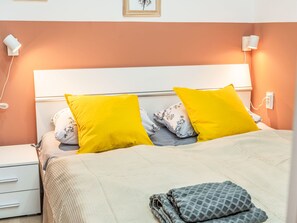 2 bedrooms, desk, Internet