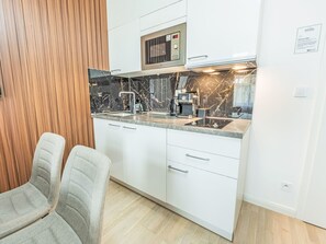 Kjøleskap, mikrobølgeovn og kjøkkenutstyr