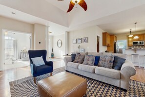 Fernseher, Kamin, DVD-Player, Bücher