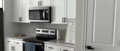 ثلاجة، ميكروويف، فرن، موقد طهي مسطح