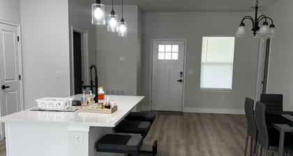 Family Fun Getaway, Spacious, Cozy & Kid-Friendly