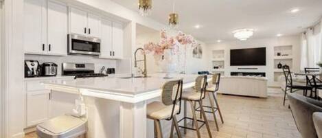 Micro-ondes, four, plaque de cuisson, lave-vaisselle