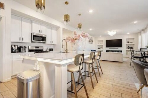 Beautiful, Spacious 5 bedrooms for large group