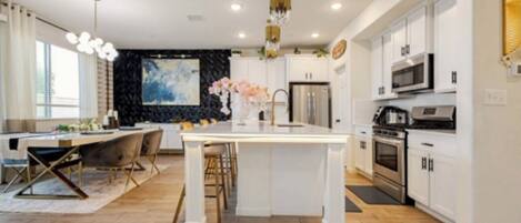 Micro-ondes, four, plaque de cuisson, lave-vaisselle